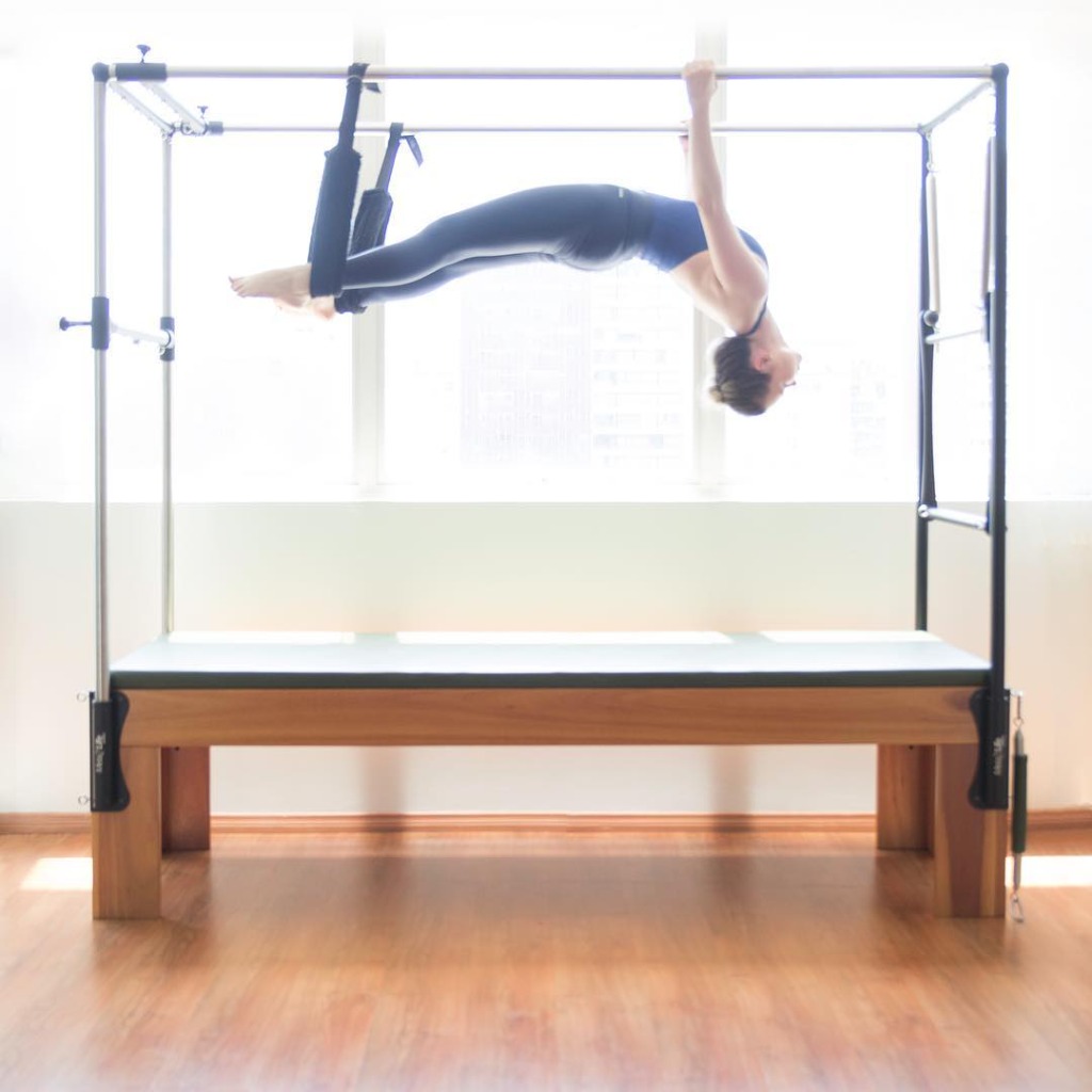 Instrutora de pilates demonstrando movimento